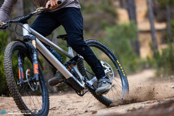 Велосипедист на гірській трасі