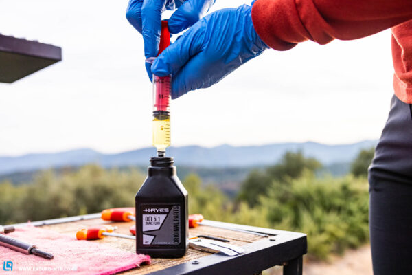 Зважування пляшок з рідиною