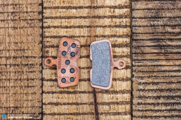 Органічні та металеві колодки