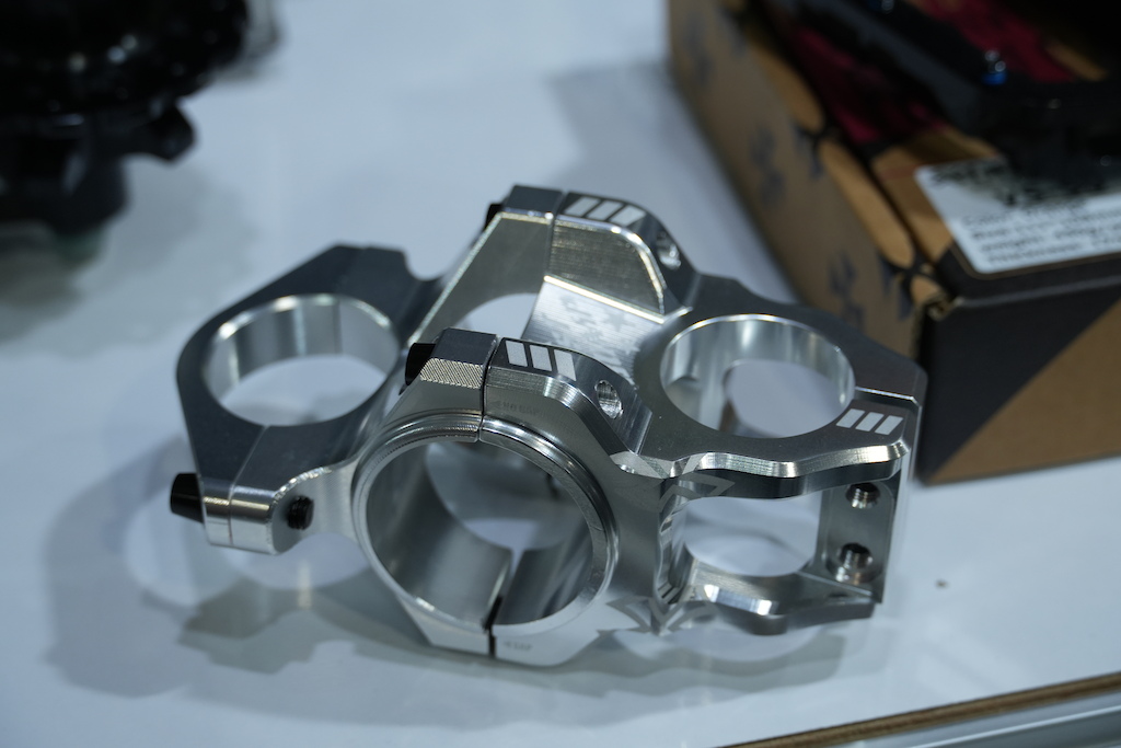 Карбонова версія демпфера маси на штирі підсідела