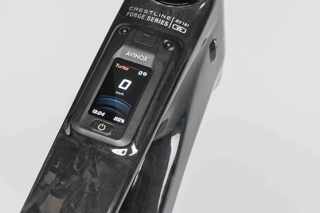 Інтегрований дисплей Avinox на рамі Crestline Forge Series, режим Turbo