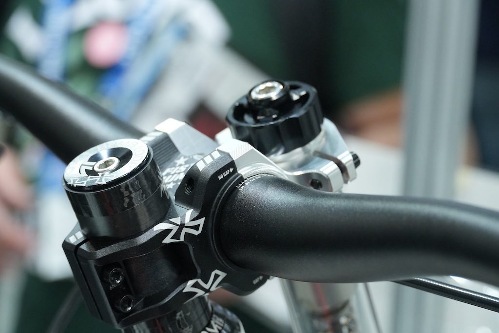 Винос з модифікованою пластиною для кріплення демпфера маси