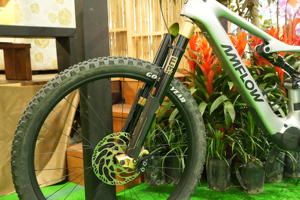 Клапани зрівнювання тиску та маслозалив на вилці