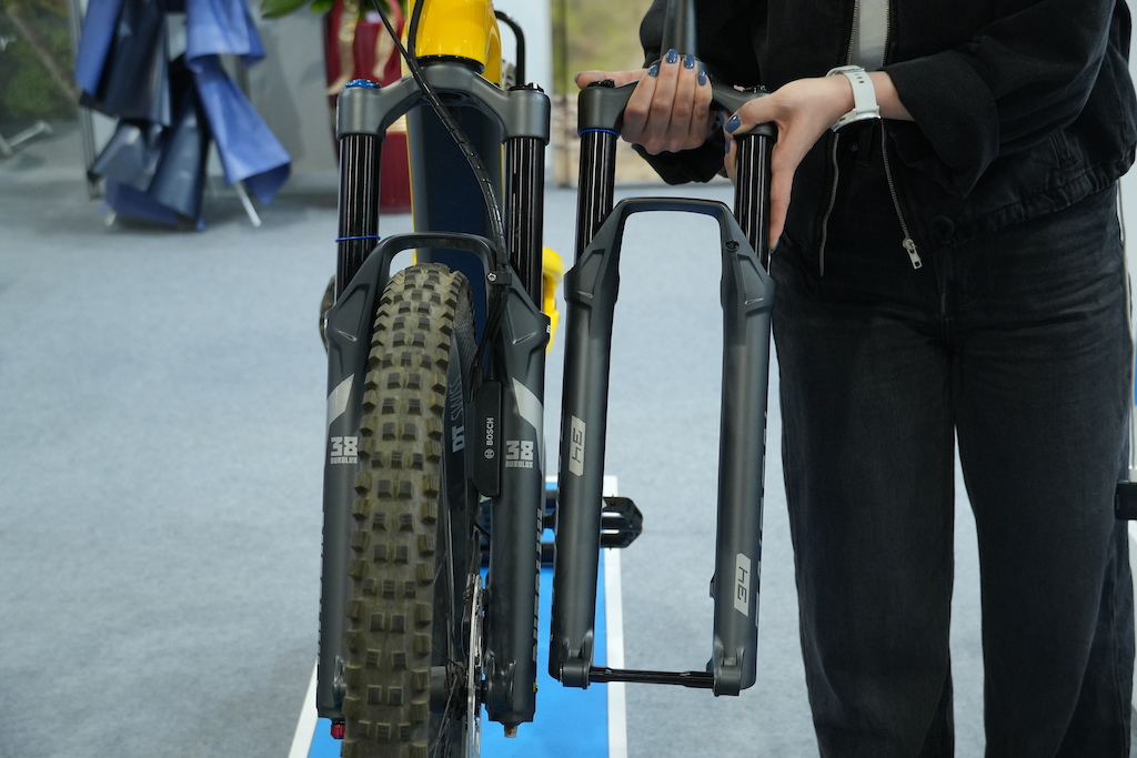 Вилка KS E36: 150 мм для 32 дюймів, 170 мм для 29 дюймів