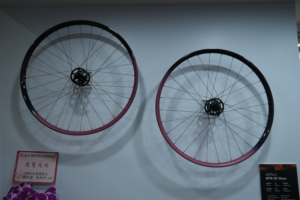 Вилки та компоненти SR Suntour на стенді